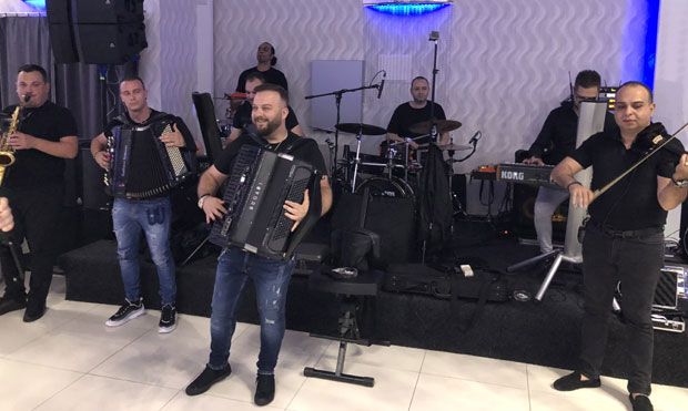 ХУМАНОСТ НА ДЕЛУ: Звезде свирале и певале за Јелену (ФОТО)